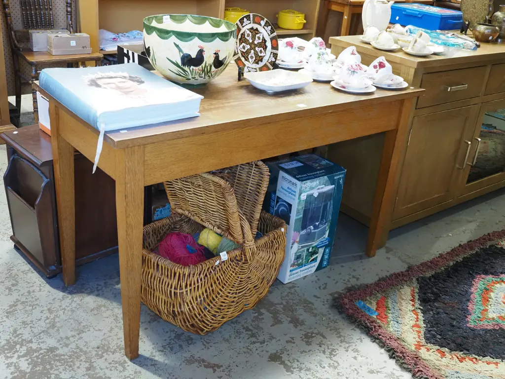 small solid oak table - split down middle H720 W1220 D550 Image 1++