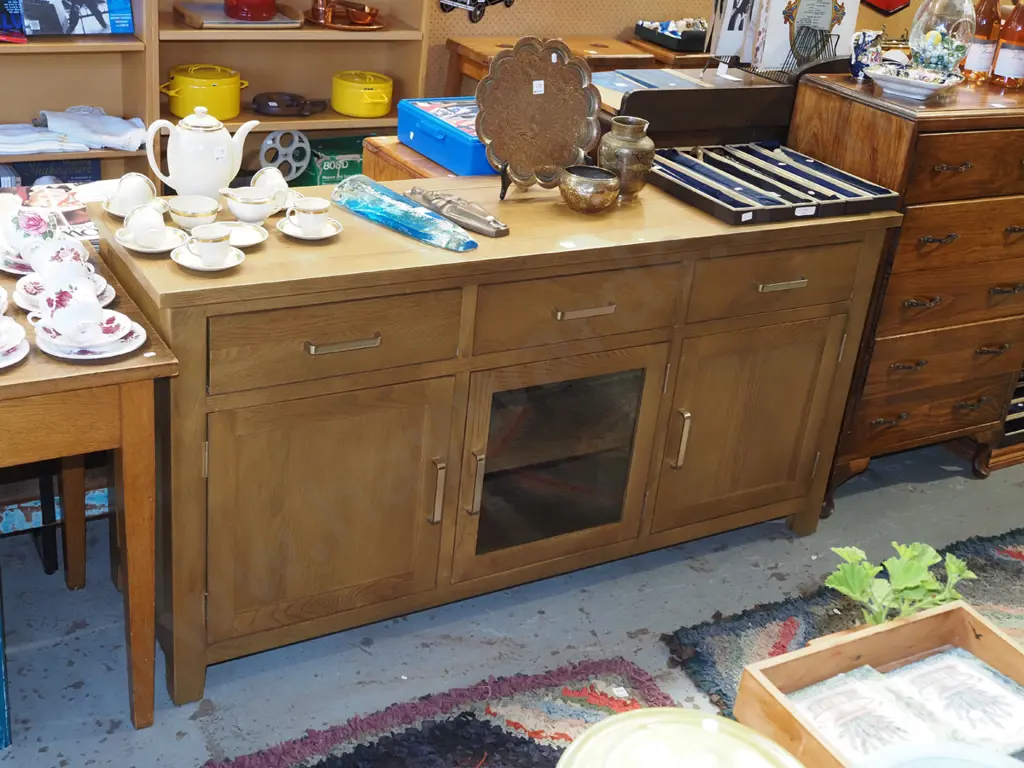 oak and pine sideboard with 2 solid doors, 1x glazed door, 3x drawers, chrome handles - excellent condiion Image 1++