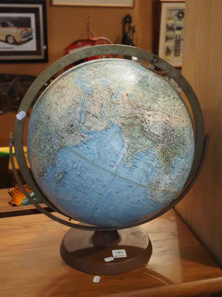 world globe H390 Image 1++