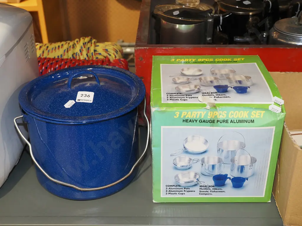 blue enamel lidded pail and aluminium 9 piece cook set Image 1++