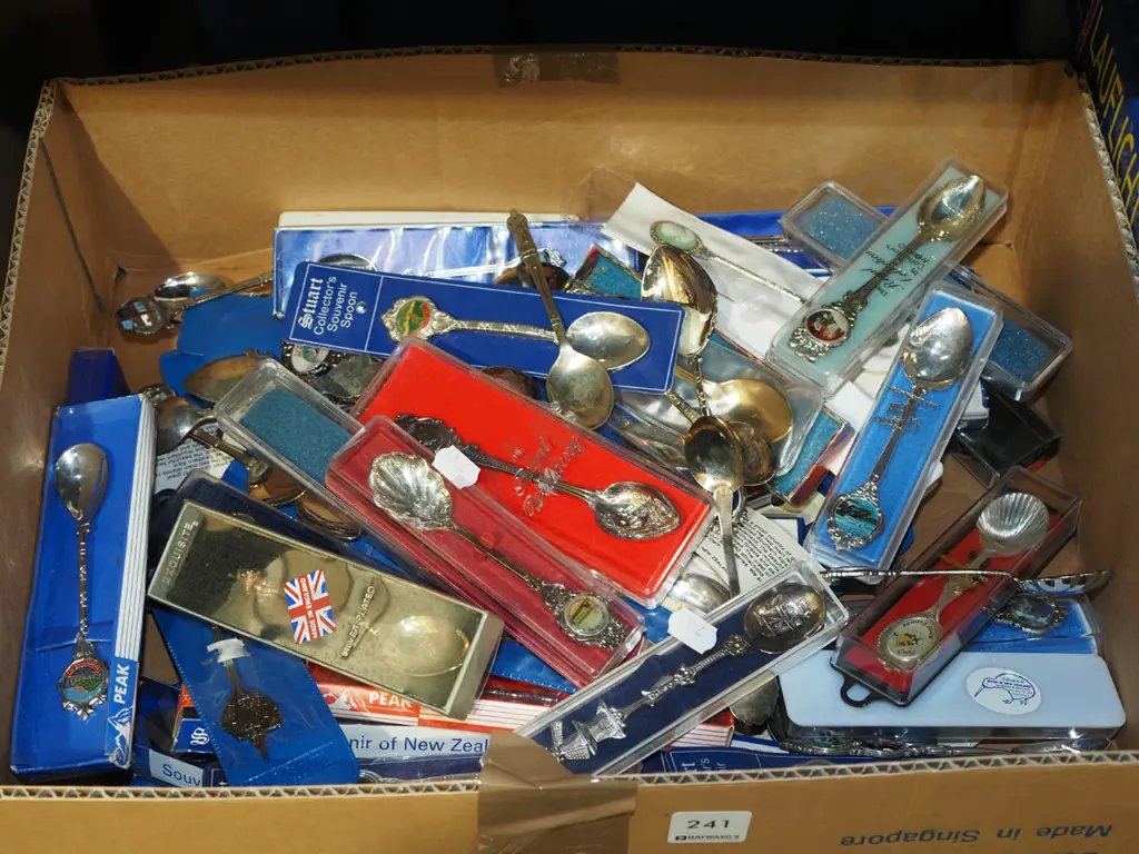 box of teapoons Image 1++