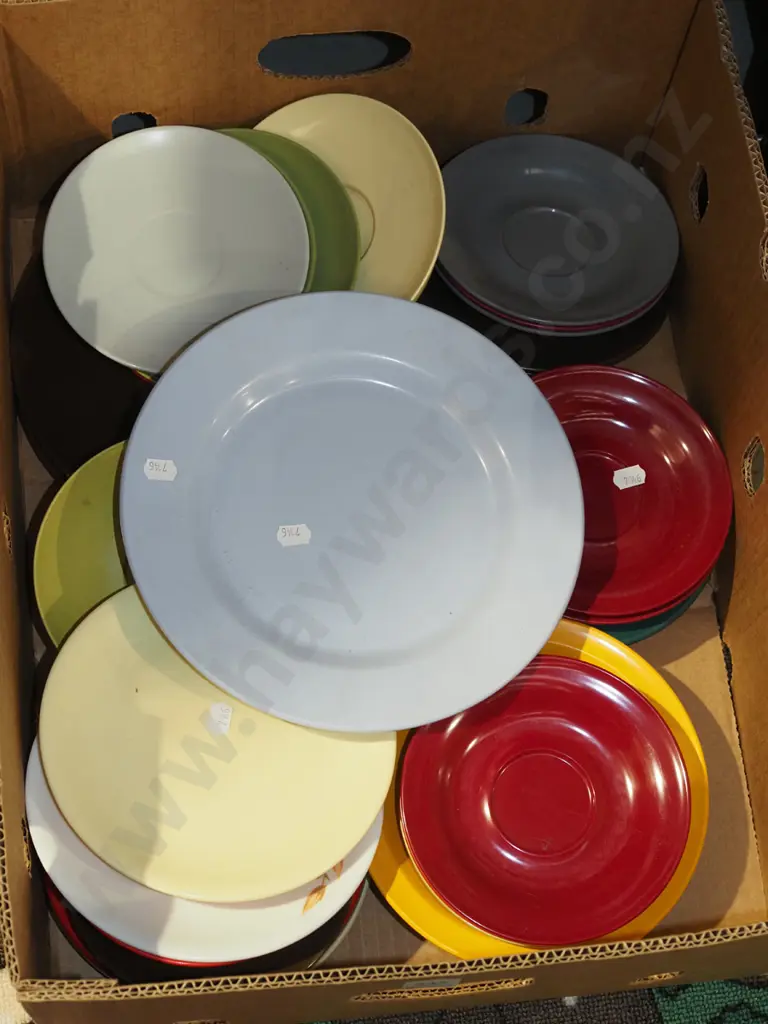 box; Dura Ware plastic saucers, plates Image 1++