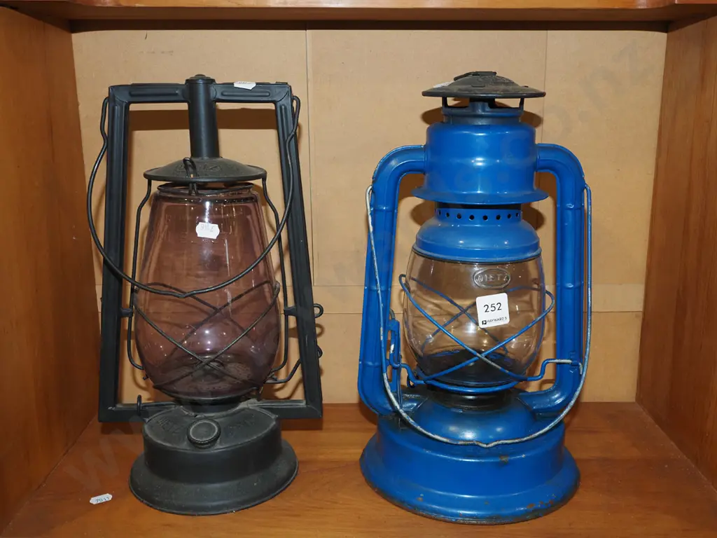 2x hurricane lanterns Image 1++