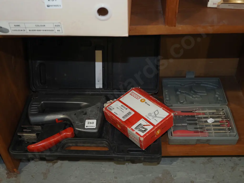 cased staple gun, screwdriver set Image 1++
