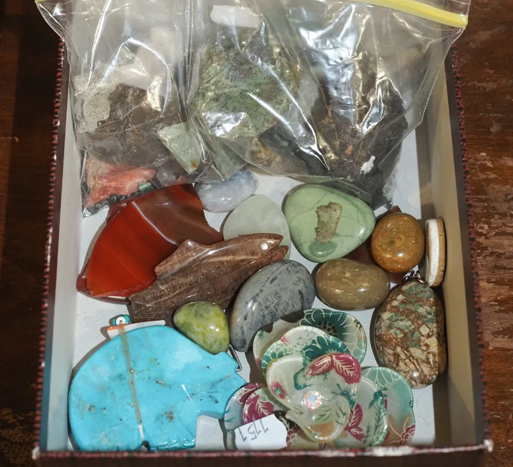 box; polished stones, brooch Image 1++