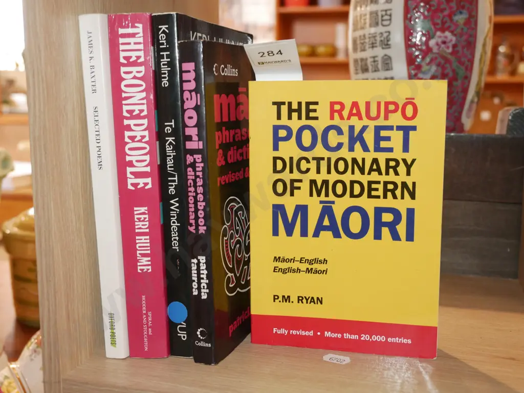 Maori dictionary, NZ books Image 1++