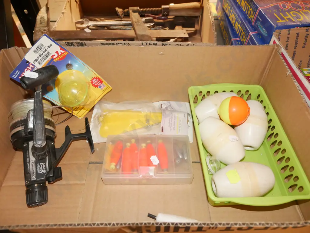 box; fishing floats, fishing reel Image 1++