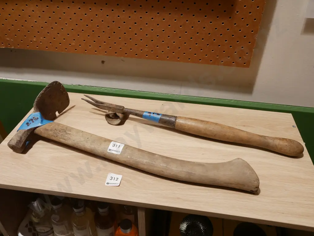 vintage tools; lawn weeder, hand held grubber Image 1++