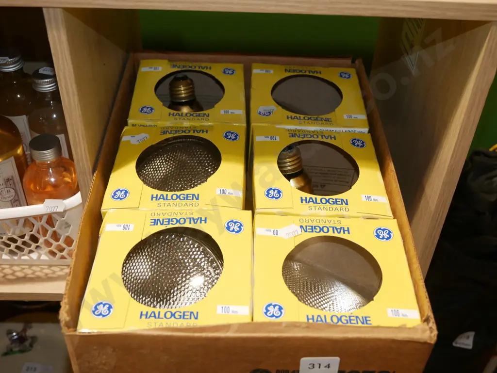 box of halogen light bulbs Image 1++