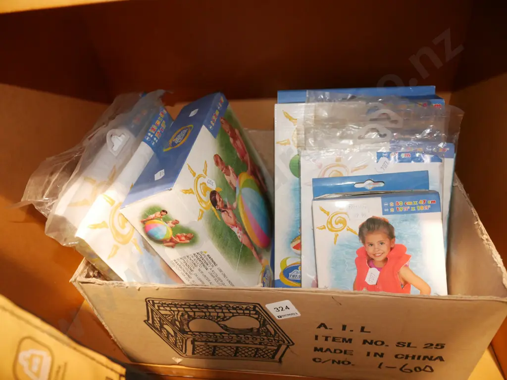 box; inflatable water toys Image 1++
