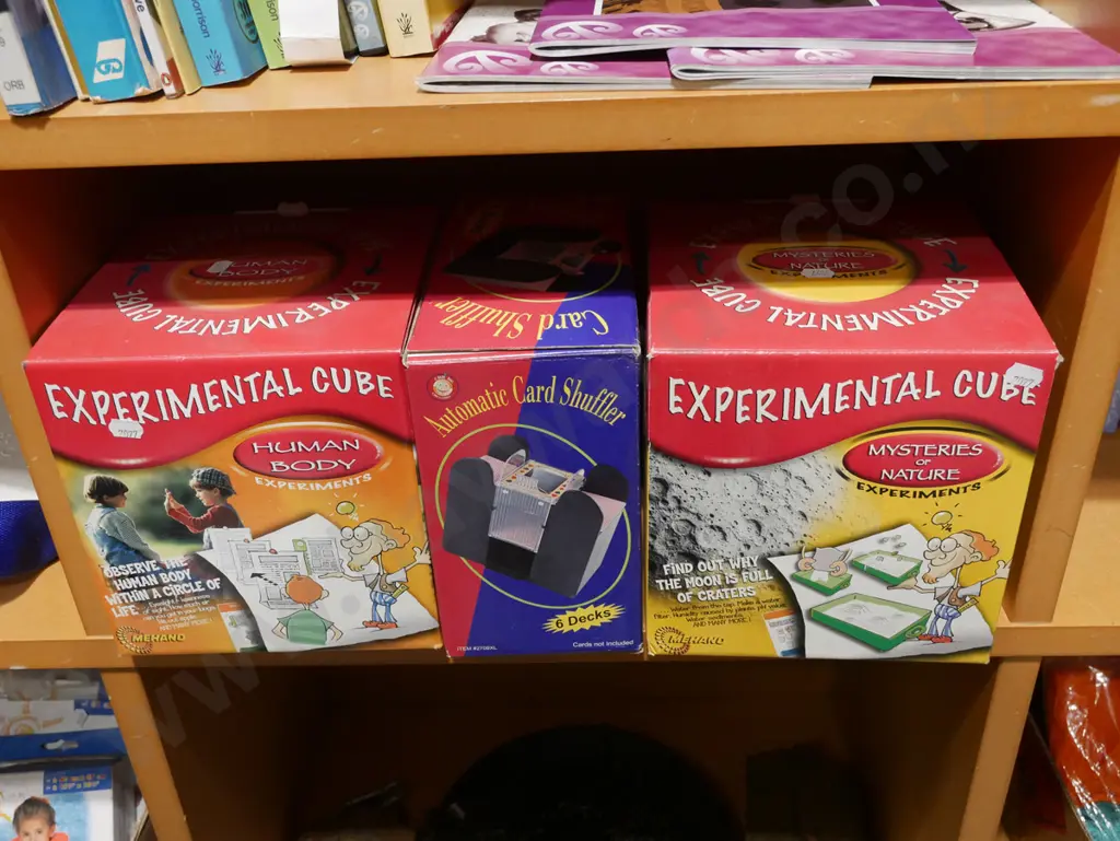 2x boxed experimental cubes, automatic card shuffler Image 1++