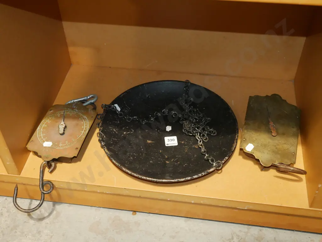 2x spring scales, large scales tray Image 1++