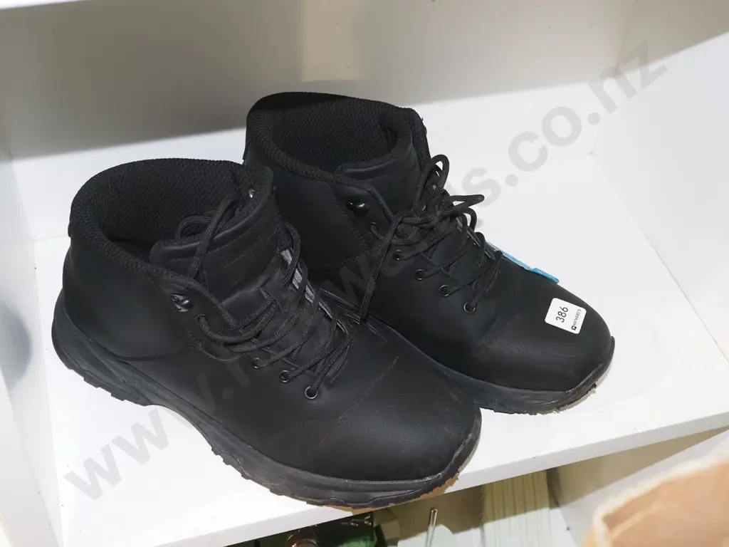 size 11 UK boots Image 1++