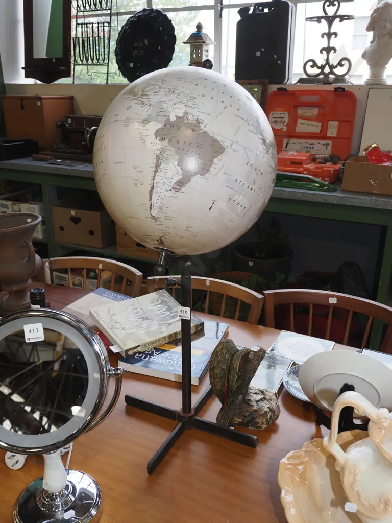 world globe on stand H740 Image 1++