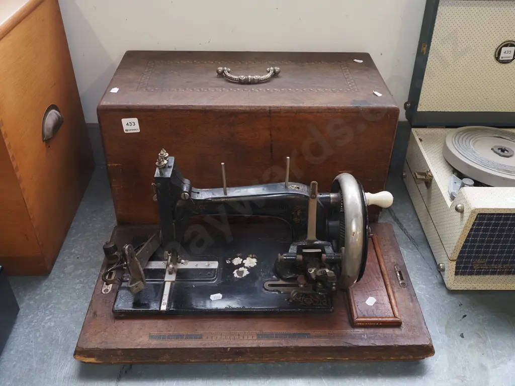 vintage hand crank table top sewing machine Image 1++
