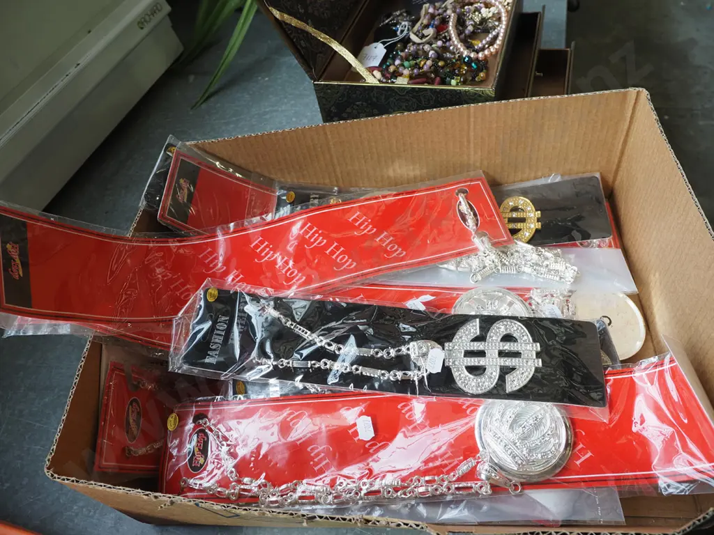 box; various hip hop medallions Image 1++