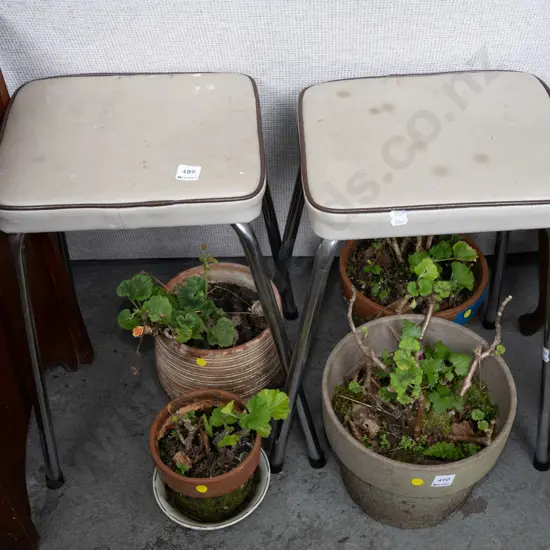 2x vinyl stools
