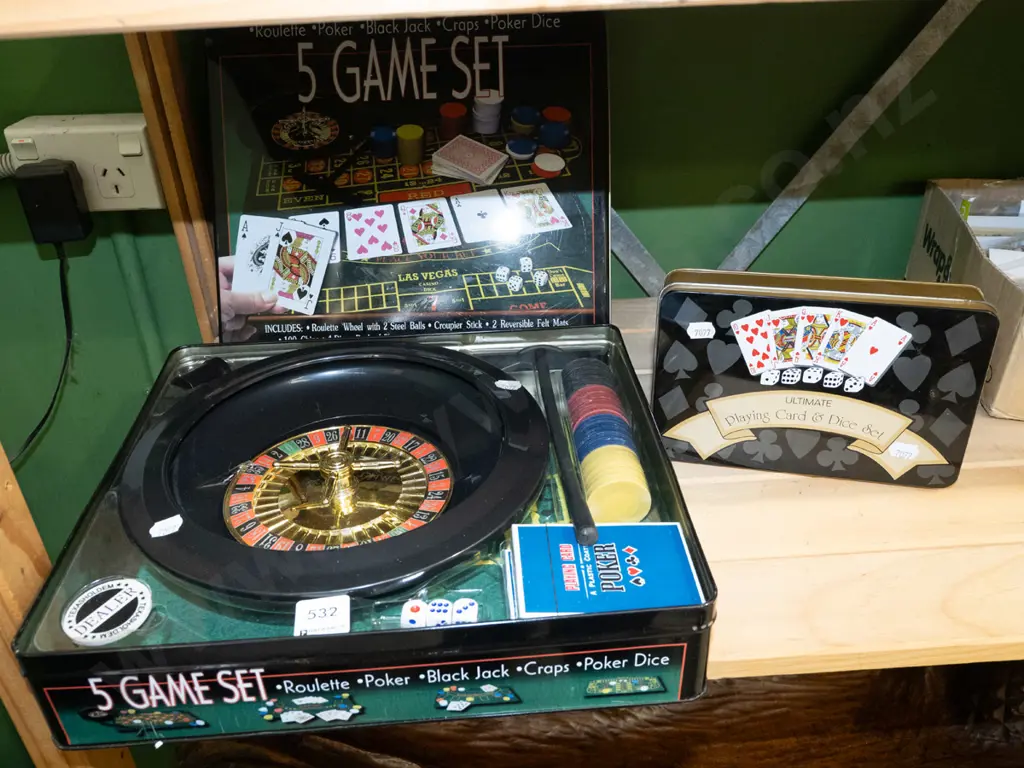 cased 5 game gambling set, card and dice set Image 1++