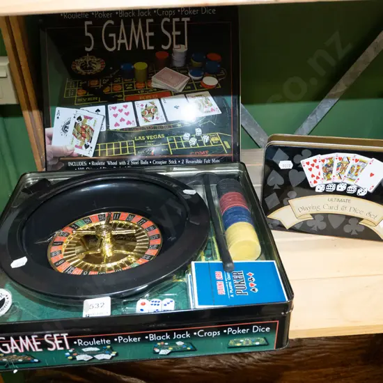 cased 5 game gambling set, card and dice set