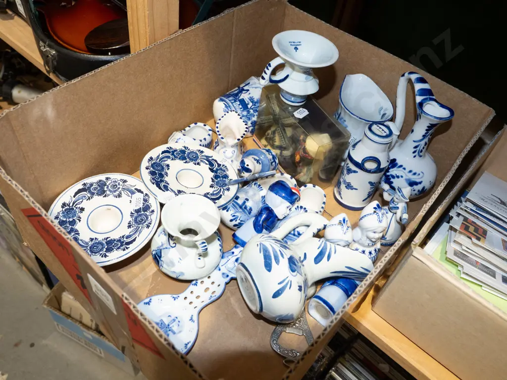 box of Delft miniatures Image 1++