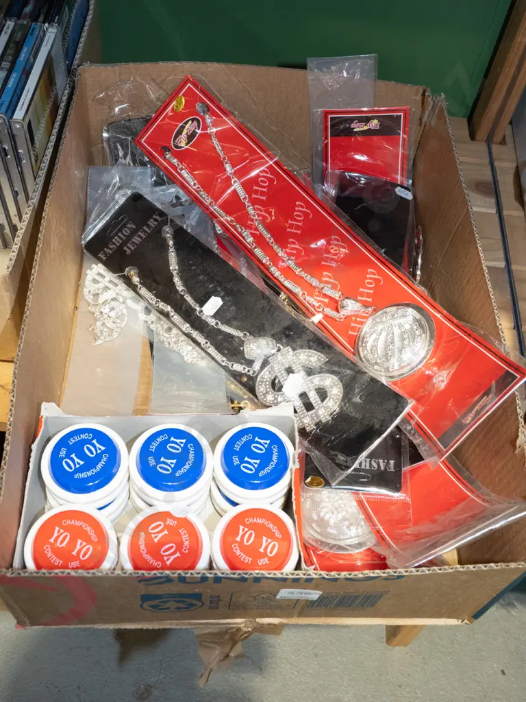 box; yoyos, hip hop medallions etc Image 1++