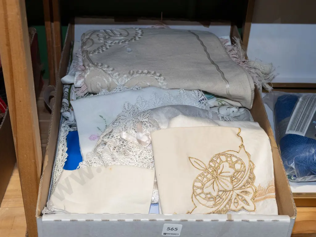 box; hand worked linen, doillies etc Image 1++