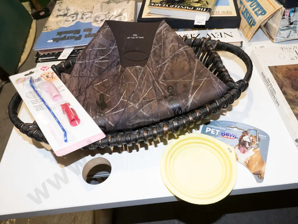 cane basket; dog accessories Image 1++
