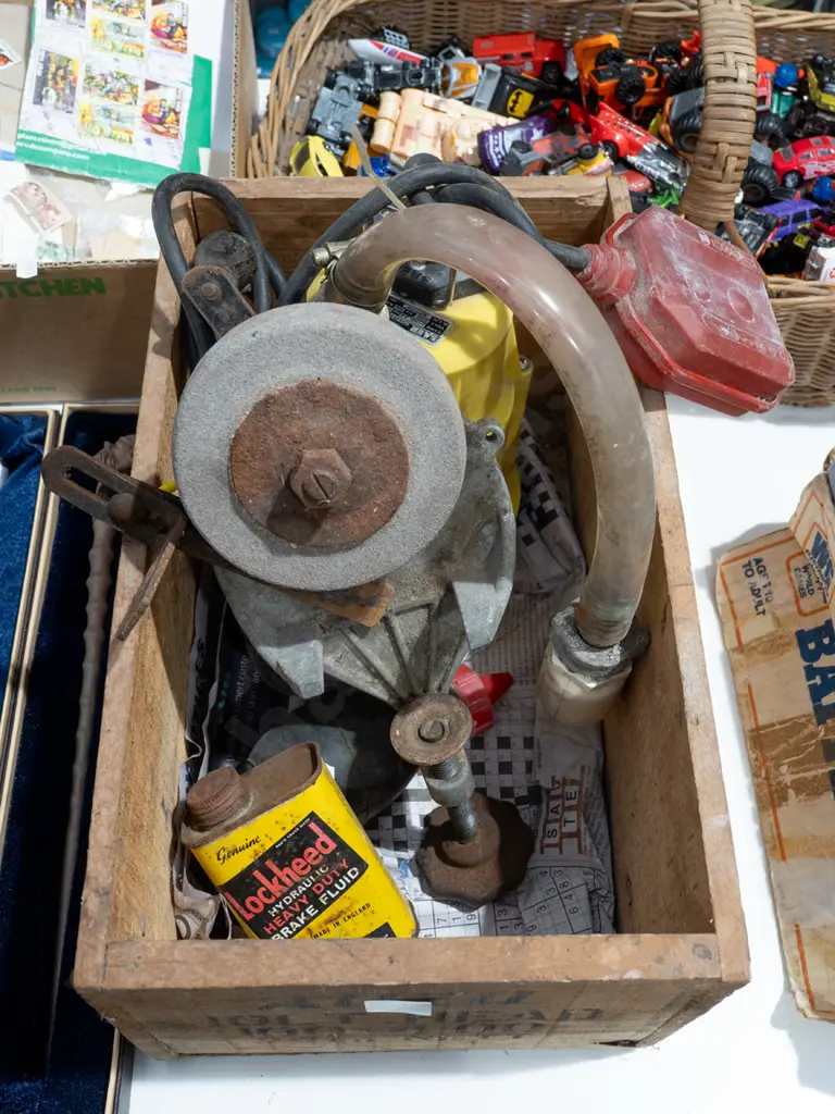 box; bench top sharpening stone etc Image 1++