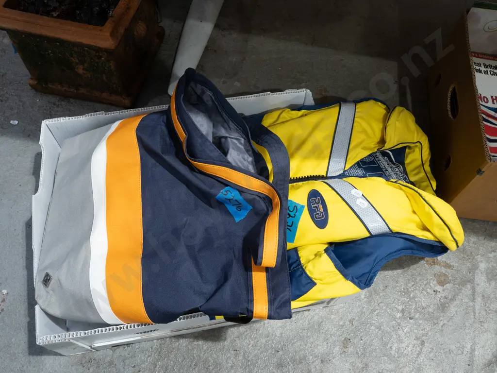 box; life jacket, various carry bags Image 1++