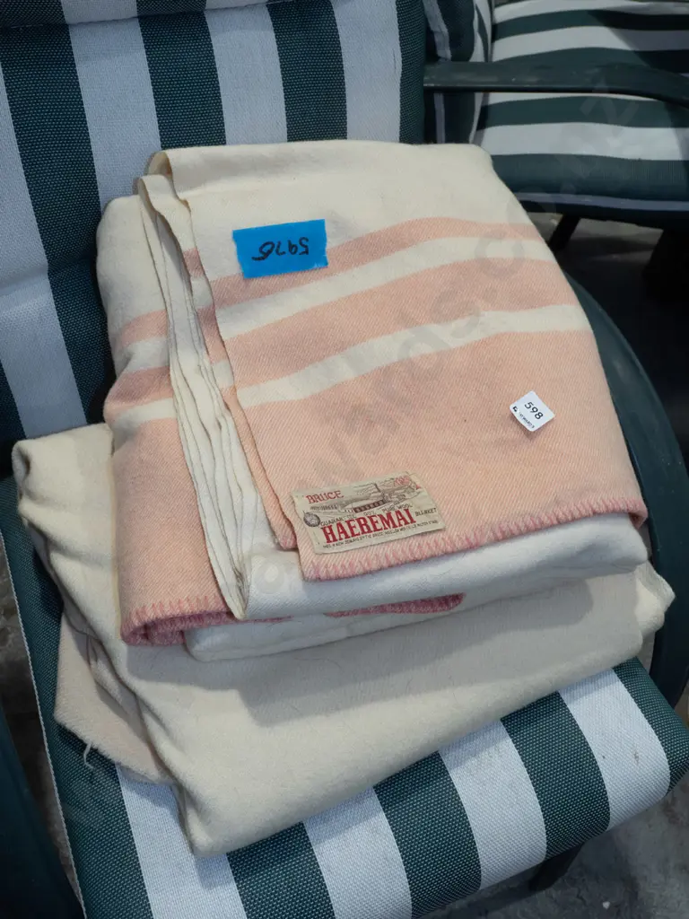 2x woollen blankets Image 1++