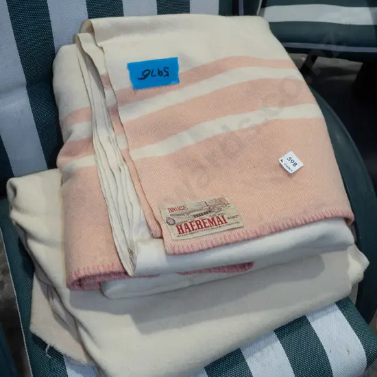 2x woollen blankets