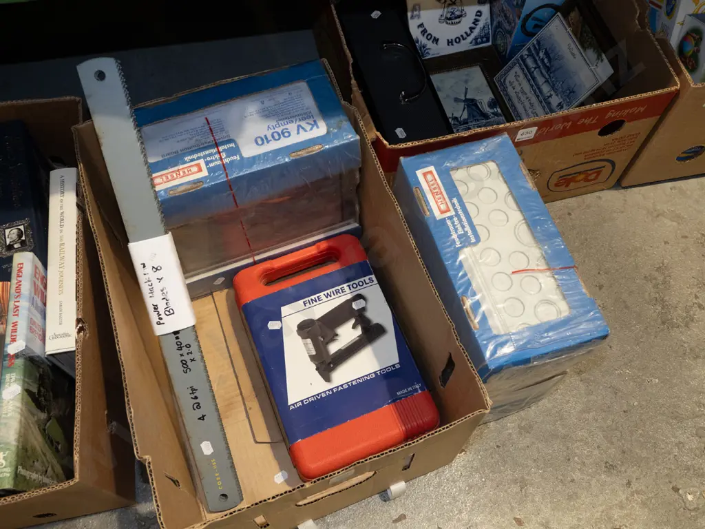 box; air powered braiding gun, saw blades, 2x electrical fuse boxes Image 1++