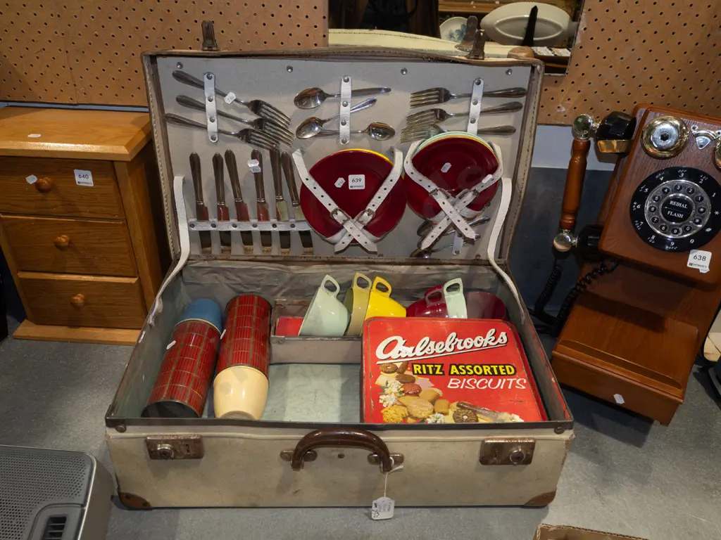 picnic hamper and contents Image 1++