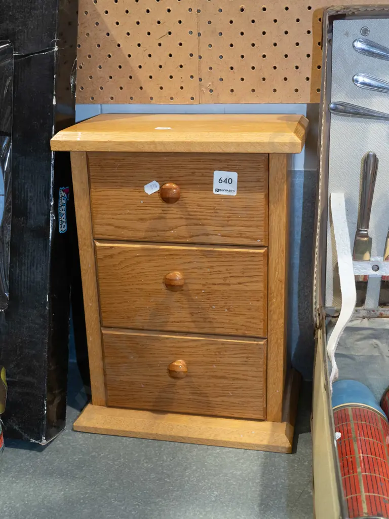 small oak 3 drawer chest H370 Image 1++