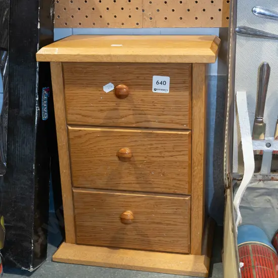 small oak 3 drawer chest H370