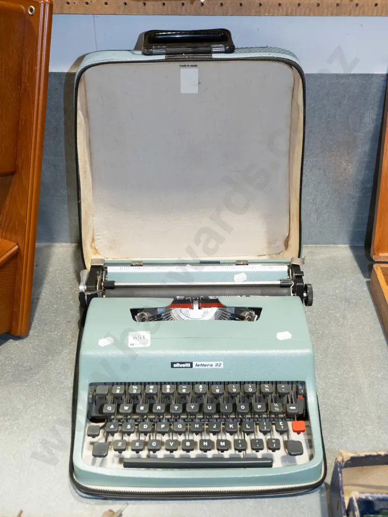 Olivetti typewriter Image 1++