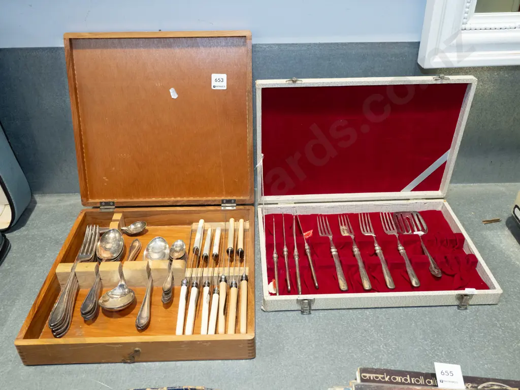 2x canteens of cutlery Image 1++