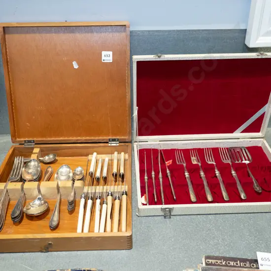 2x canteens of cutlery