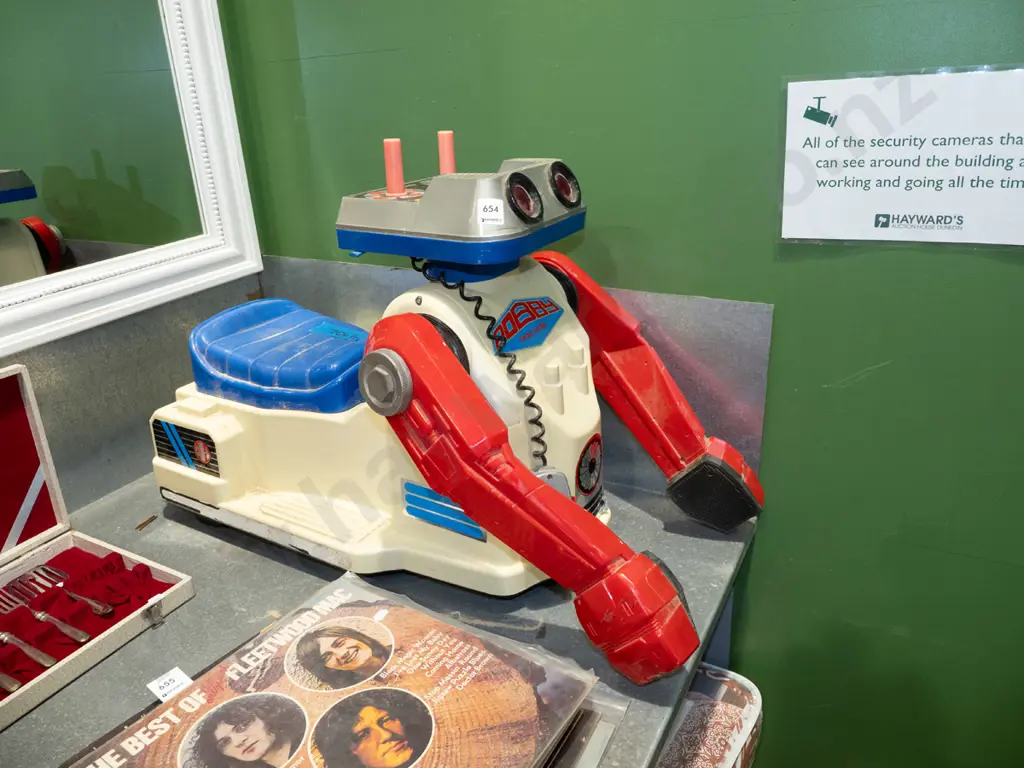 child's ride on robot toy - as is no returns Image 1++