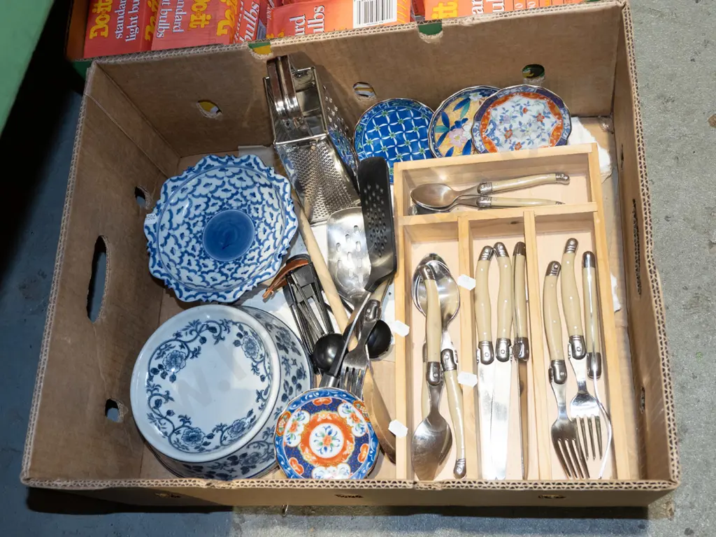 box; cutlery, grater etc Image 1++