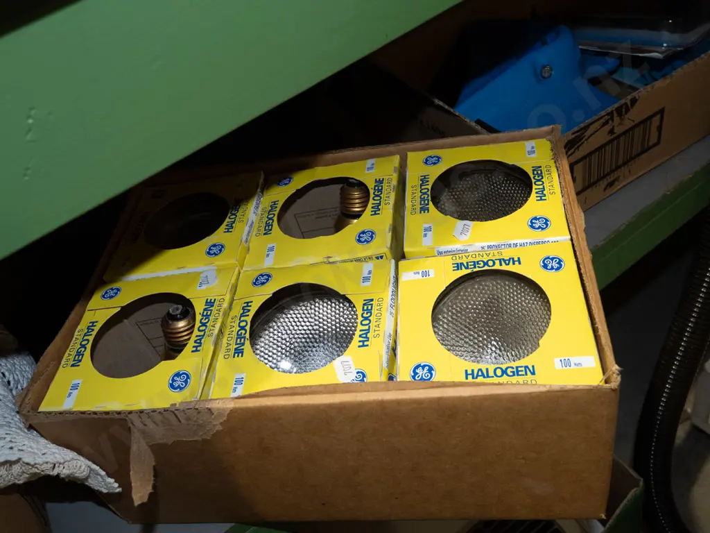 box; various halogen light bulbs Image 1++