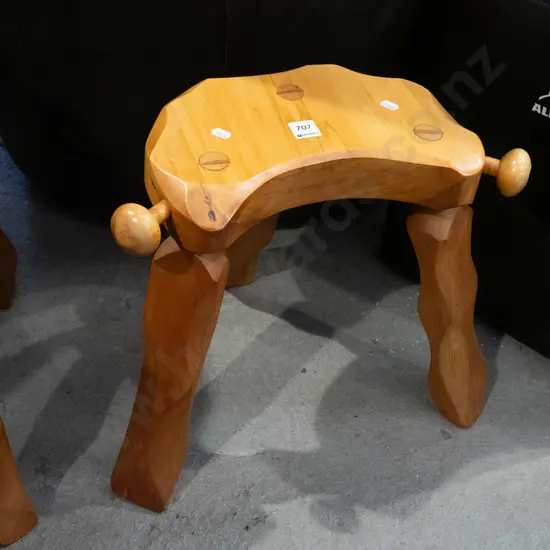 rimu milking stool