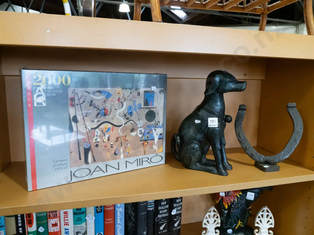 puzzle, composite dog figurine, large horseshoe on stand Dog H280 Image 1++