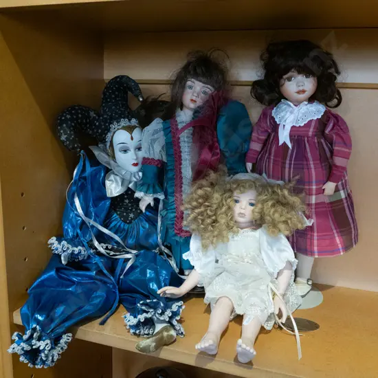 4x porcelain dolls