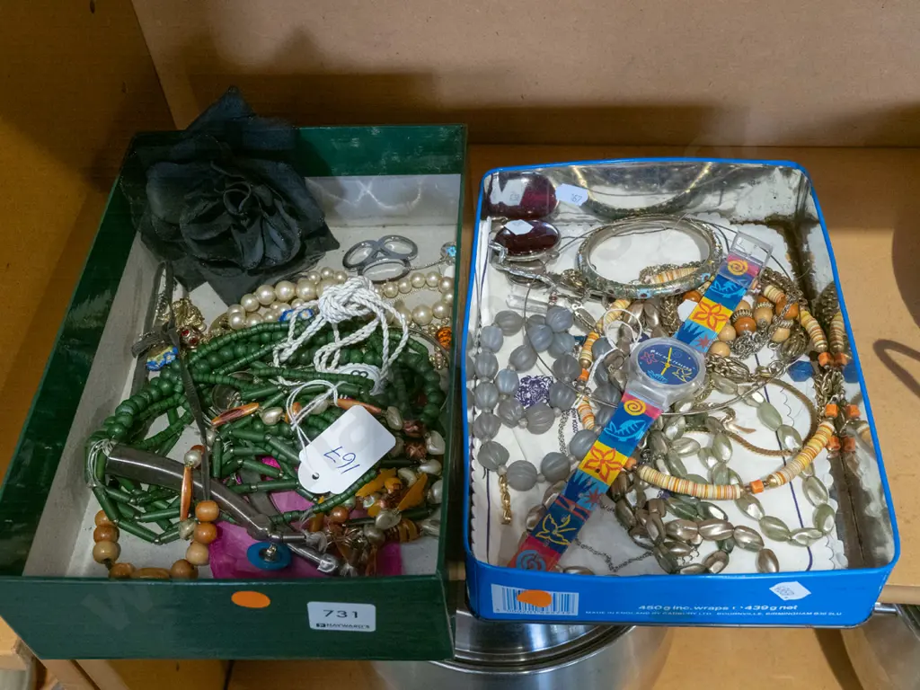 2x trays of costume jewellery Image 1++