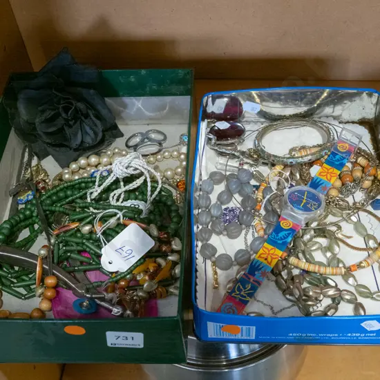 2x trays of costume jewellery