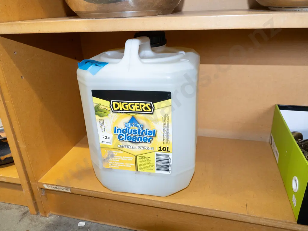 10L container of industrial cleaner Image 1++
