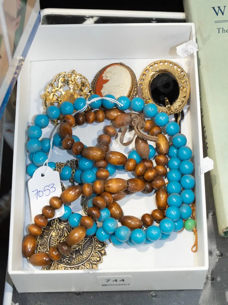 box; beaded necklaces, brooches Image 1++