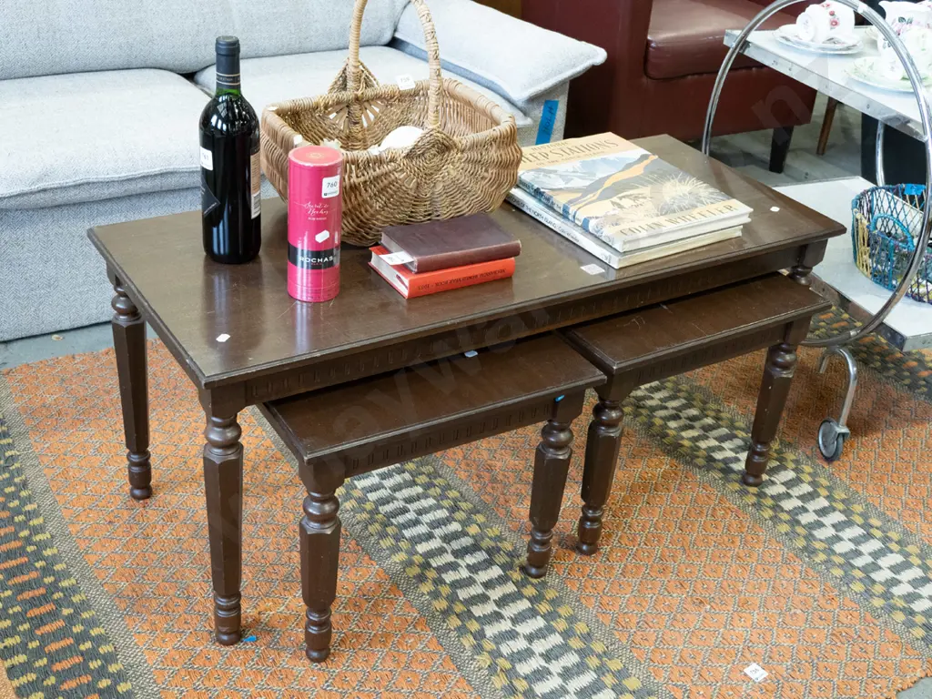 mahogany veneer coffee table with 2 matching end tables Image 1++
