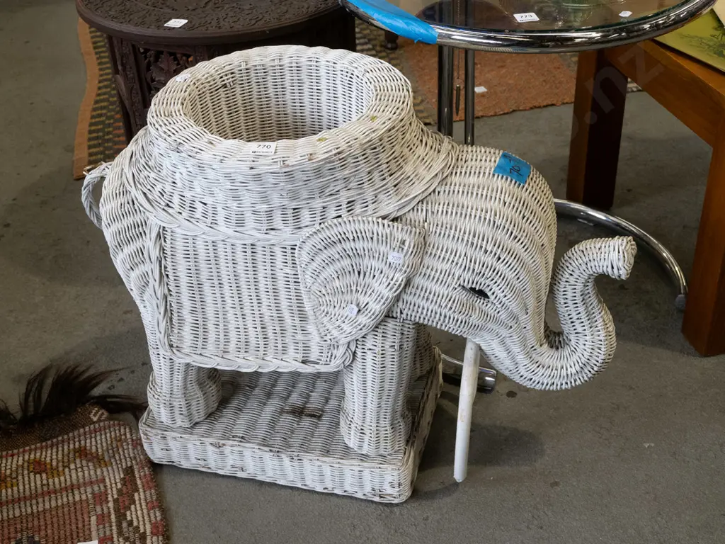woven cane elephant jardiniere stand H510 Image 1++